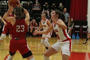 Alma Girls basketball beat the Franklin Flyers